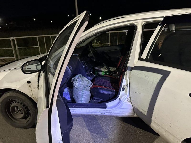 В Тарбагатайском районе полицейские изъяли дикорастущую коноплю у пассажира автомобиля